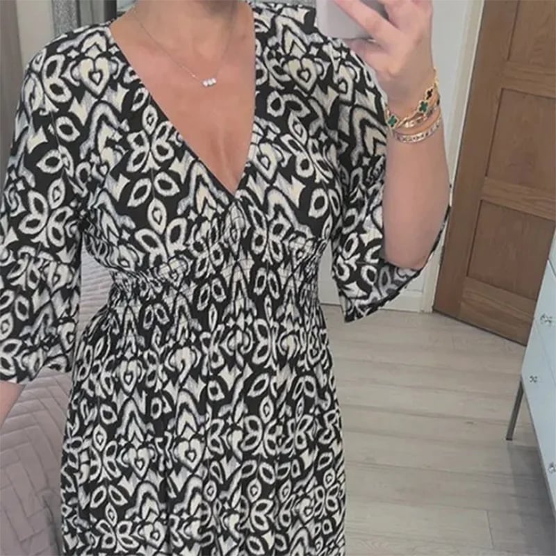 Dinna – Flowy V-Neck Floral Dress